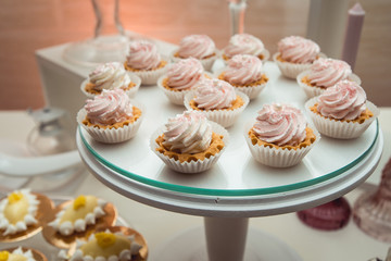 Obraz na płótnie Canvas glass stand with cupcakes on a wedding candy bar table