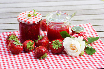 sommerliches Stillleben mit Erdbeeren, Blumen und Marmelade