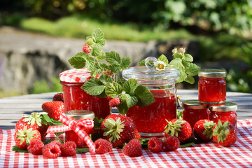 sommerliches Stillleben mit Erdbeeren, Blumen und Marmelade