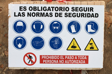 Señal de seguridad y obligación en obras.