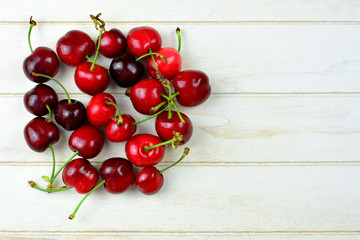 Kirschen am Holztisch mit Textfreifeld