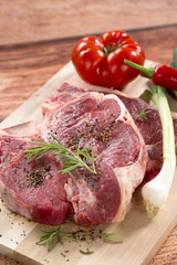 t-bone steak roh auf Holzplatte angerichtet