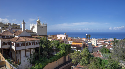 Fototapeta premium La Orotava auf Teneriffa - Blick über die Altstadt bis nach Puerto de la Cruz