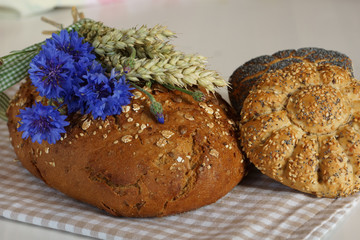 Brot und Brötchen mit Getreide und Kornblumen dekoriert