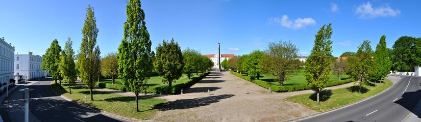 Fototapeta na wymiar Obelisk im Circus in Putbus im Sommer, Insel Rügen, Biosphärenreservat Südost-Rügen