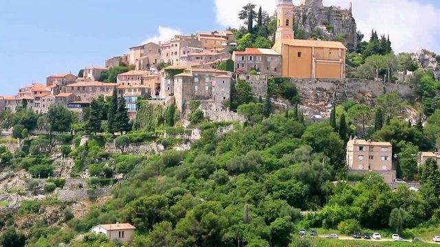  &Egrave;ze sur son piton rocheux