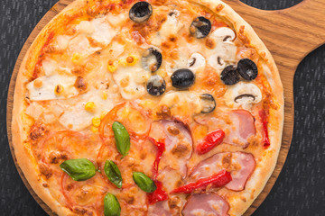 mix pizza with olive, bacon, basil and chicken