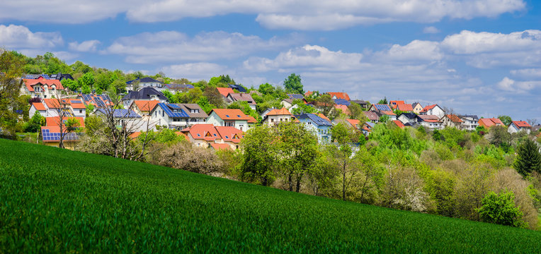 Deutschland Saarland idyllisches Dorf mit viel Fotovoltaik