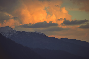 Obraz premium Sky at sunset time at Manali on the background himalayan mountain