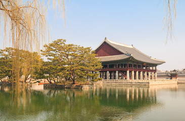 Fototapeta premium Gyeonghoeru Pavilion in Gyeongbokgung palace in Seoul