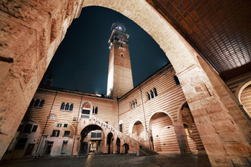 Piazza italiana medievale con torre cittadina e loggiato - obrazy, fototapety, plakaty
