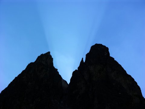 Einserkofel in den Sextener Dolomiten mit Sonnenstrahlen bei Sonnenaufgang, Südtirol, Italien
