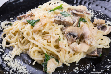 Spaghetti pasta with mushrooms