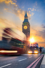 Big Ben in London bei Sonnenuntergang und Rushhour mit vorbeifahrendem Bus