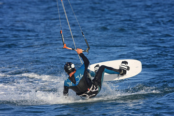 Naklejka premium kitesurfer doing a loop