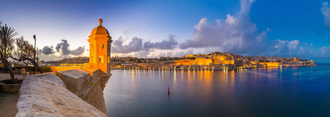 Senglea, Malta - Panoramic skyline view at the watch tower at Fort Saint Michael, Gardjola Gardens with beautiful sky and clouds at blue hour - obrazy, fototapety, plakaty
