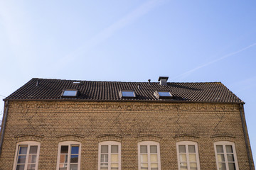 Eingang / Haustür  eines alten Wohnhauses aus gelben Ziegel