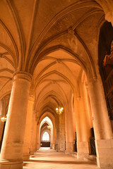 Fototapeta premium Voûtes gothiques de l'église Saint-Germain-l'Auxerrois à Paris, France