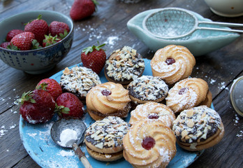 Plätzchen auf einem Teller mit Erdbeeren