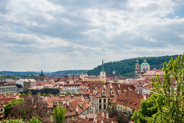 Панорама старинного квартала в Праге. Красные черепичные крыши