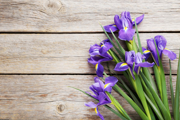 Irisblumenstrauß auf grauem Holztisch