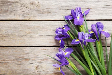 Foto op Plexiglas Iris Boeket van irisbloemen op grijze houten tafel