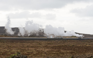 Fototapeta na wymiar Geothermalkraftwerk Sudurnes am Vulkan Gebiet Gunnuhver, Grindavik, Island