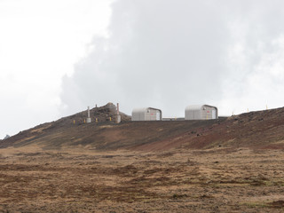 Fototapeta na wymiar Geothermalkraftwerk Sudurnes am Vulkan Gebiet Gunnuhver, Grindavik, Island