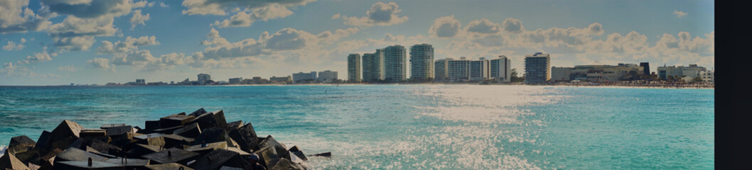 Obraz premium Mexican Beaches in Cancun / Main beach at Hotel Zone of Cancun between 
