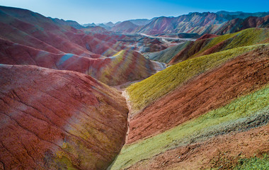 Luftaufnahme der farbenfrohen Regenbogenberge des geologischen Parks Zhangye Danxia Landform in der Provinz Gansu, China, Mai 2017