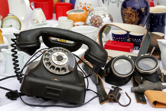 Flohmarkt Angebot mit altem Telefon mit W&auml;hlscheibe, Taucherbrille und Keramik