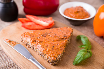 Vollkornbrot mit selbstgemachter Paprikapaste