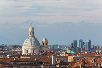 Fototapeta na wymiar Eglise de Turin avec montagne