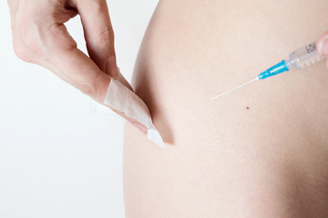the woman makes herself an injection in the gluteal muscle
