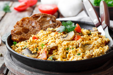 Tofu scrambled with mushrooms and tomatoes
