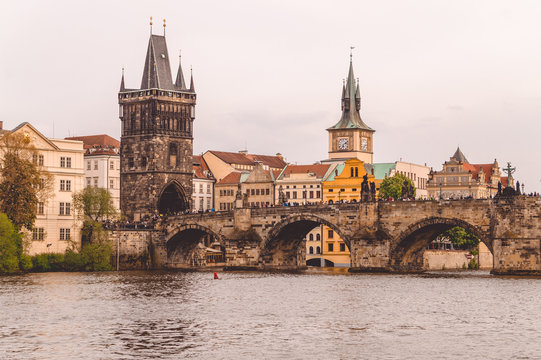 Живописный Карлов Мост. Город Прага и река Влтава