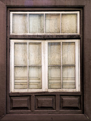 Altes, schmutziges Holzfenster mit Sprossen