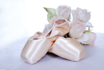 Obraz na płótnie Canvas New ballet shoes and flowers