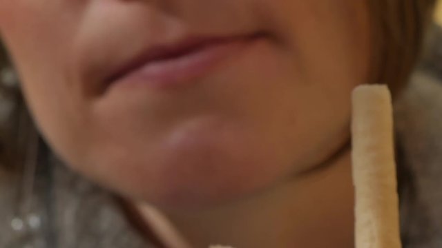 Junge Frau mit Eisbecher