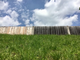 Bretterzaun auf B&ouml;schung