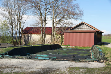 Ein leeres Fahrsilo in der Landwirtschaft