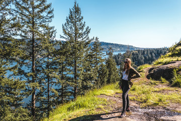 Obraz premium Girl at Quarry Rock at North Vancouver, BC, Canada