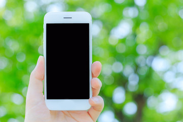 スマートフォンと緑のボケ
