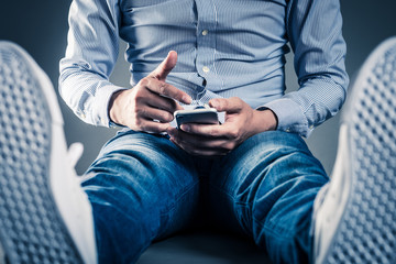 スマートフォンを操作する男性