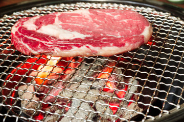 おしゃれな韓国レストランのおいしいオージーブランド  ステーキ　生肉　炭火焼き肉用　