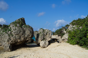 Fototapeta na wymiar 沖縄の岩があるビーチ