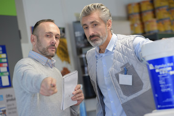 Obraz premium Man pointing to direct colleague