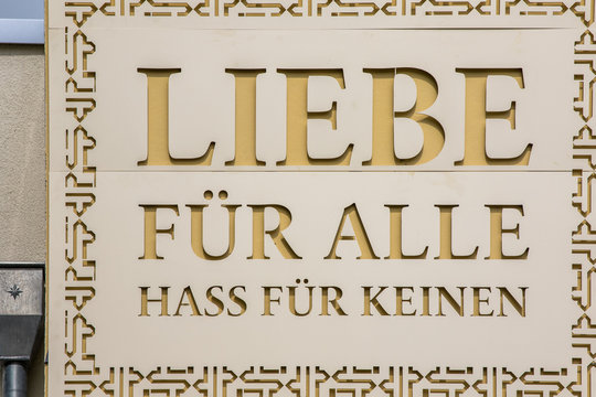 Schriftzug Liebe f&uuml;r alle Hass f&uuml;r keinen auf Baitun Naseer Moschee in Augsburg