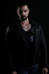 Obraz premium Przystojny wampir ubrany w czarną skórzaną kurtkę