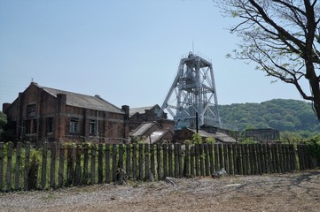 世界文化遺産の万田坑　熊本県荒尾市の旧三池炭鉱 三池港まで敷かれていた石炭搬出用鉄道の廃線路址から見た竪坑櫓